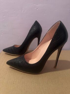 Classic Pointed-Toe Stiletto Pumps - Black